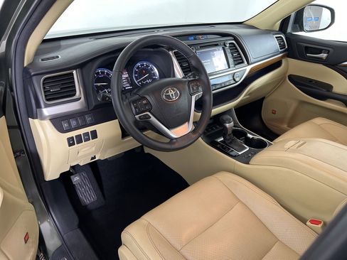 Used 2018 Toyota Highlander Limited image 2