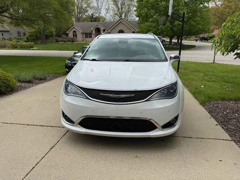Used 2017 Chrysler Pacifica Limited FWD image 3