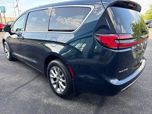 Used 2023 Chrysler Pacifica Touring-L AWD/4WD image 5