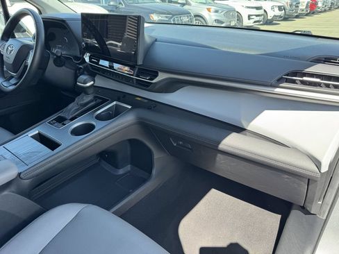 Used 2025 Toyota Sienna XLE FWD image 9
