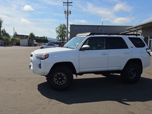 Used 2022 Toyota 4Runner SR5 Premium w/ Moonroof Package AWD/4WD image 12