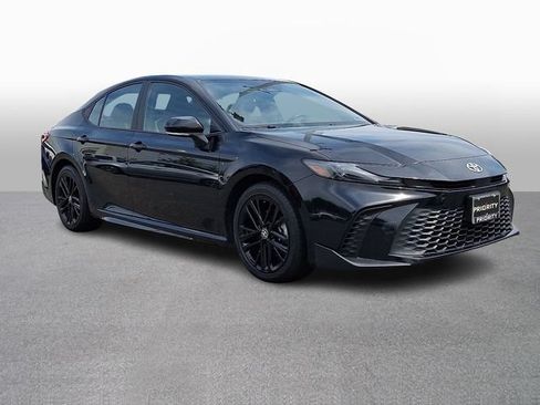 Used 2025 Toyota Camry SE FWD image 3