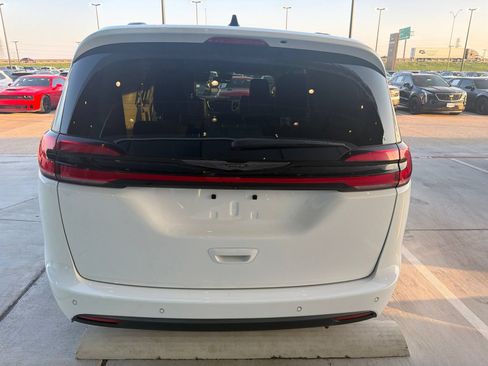 Used 2024 Chrysler Pacifica Limited FWD image 5