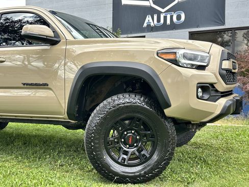 Used 2020 Toyota Tacoma TRD Off-Road w/ TRD Premium Off Road Package AWD/4WD image 3
