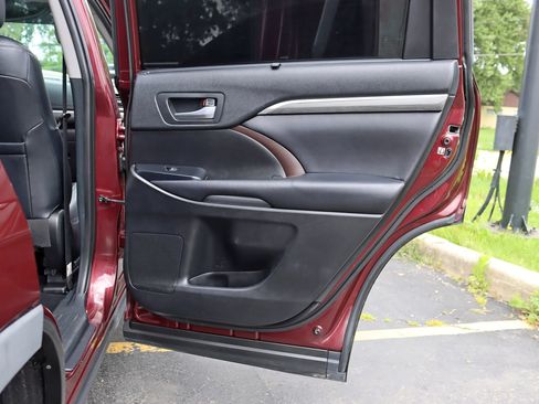 Used 2019 Toyota Highlander Limited Platinum w/ Carpet Mat Package (TMS) AWD/4WD image 39