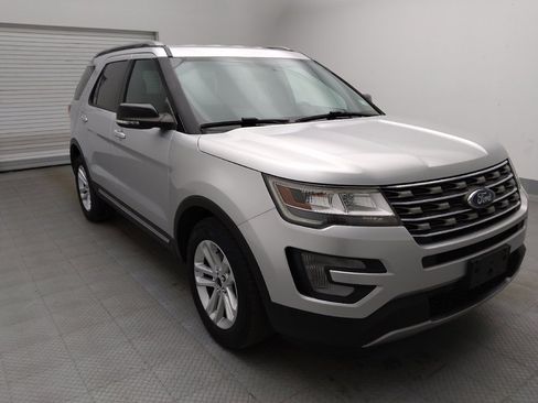 Used 2017 Ford Explorer XLT w/ Equipment Group 201A FWD image 13