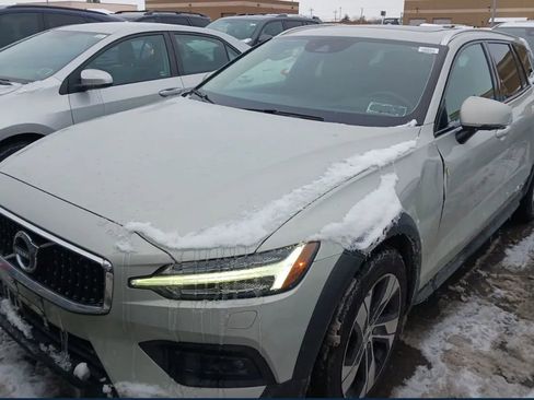 Used 2020 Volvo V60 T5 Cross Country image 2