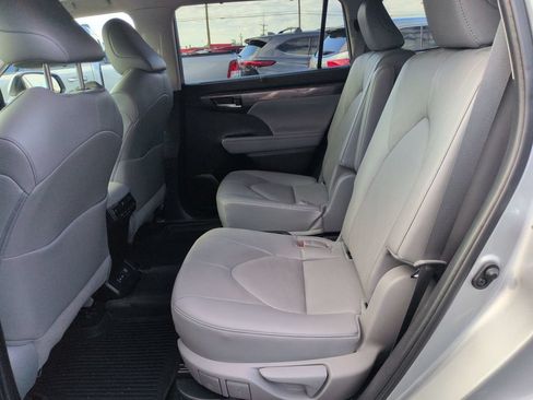 Used 2023 Toyota Highlander Platinum AWD/4WD image 25