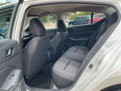 Used 2025 Nissan Altima 2.5 SV FWD image 9