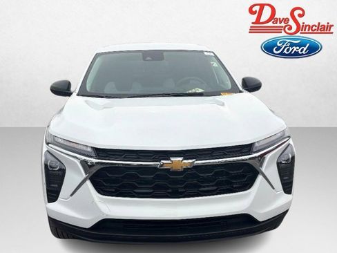 Used 2025 Chevrolet Trax LS image 2