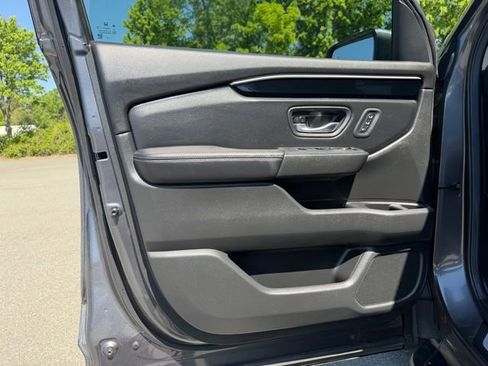 Used 2025 Honda Pilot Touring image 14