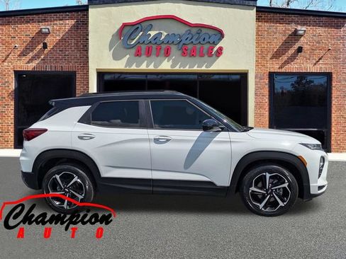 Used 2021 Chevrolet TrailBlazer RS w/ Technology Package FWD image 3