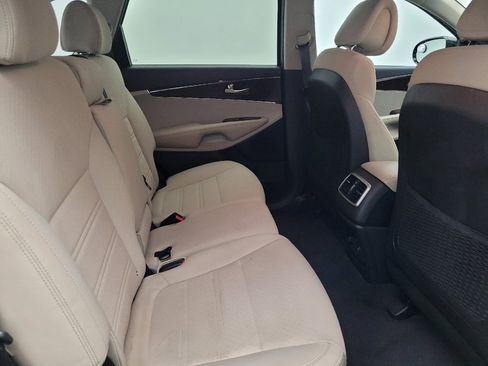 Used 2016 Kia Sorento LX image 19