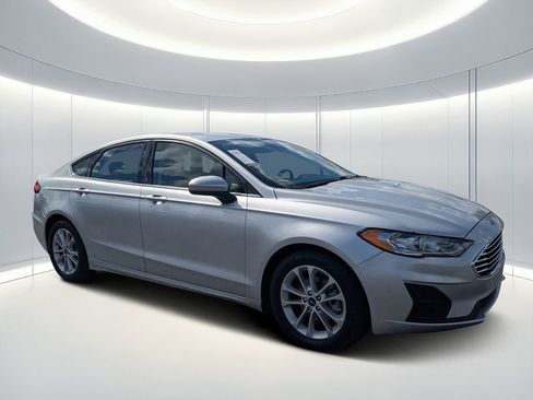 Used 2019 Ford Fusion SE image 2