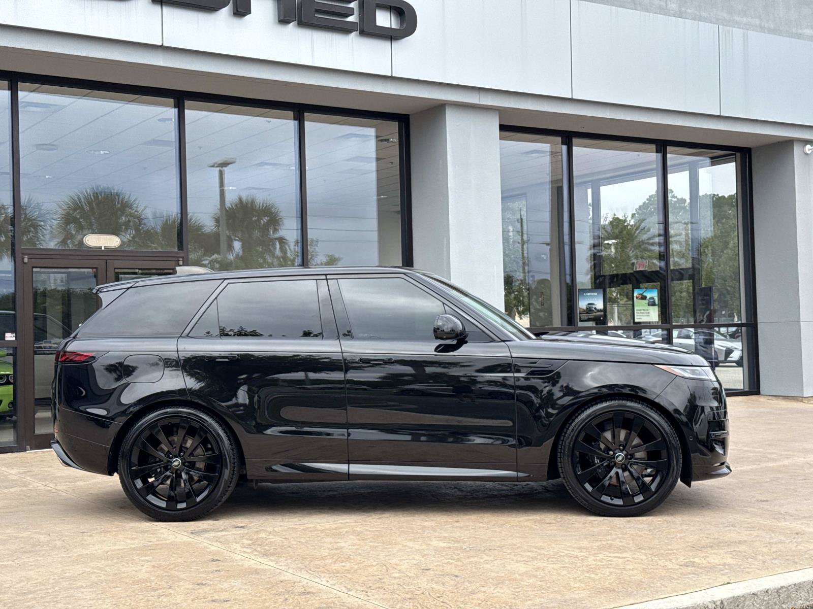 Used 2024 Land Rover Range Rover Sport Dynamic SE AWD/4WD image 2