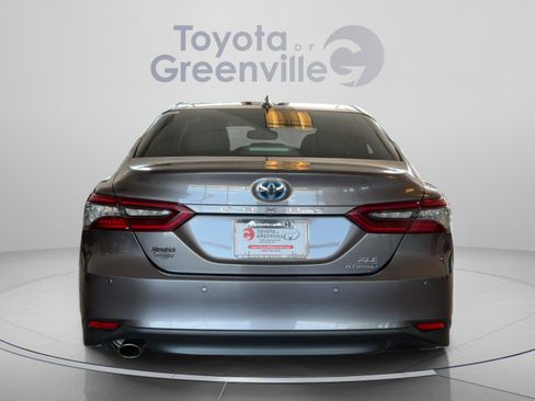 Used 2022 Toyota Camry XLE w/ Navigation Upgrade Package FWD image 5