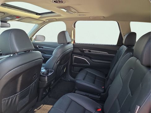Used 2023 Kia Telluride EX w/ EX Captain's Chair Package FWD image 9