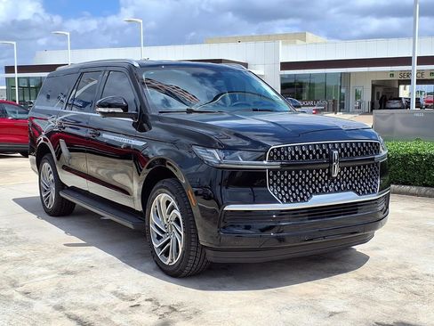 New 2026 Lincoln Navigator L Premier AWD/4WD image 4
