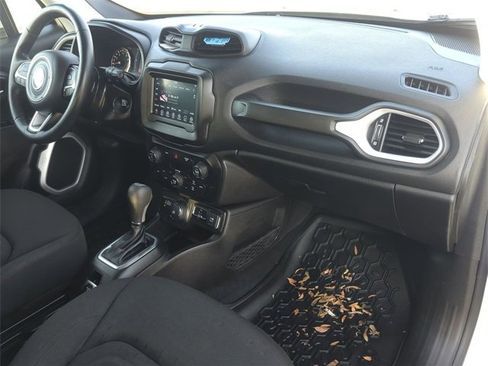 Used 2020 Jeep Renegade Latitude w/ Cold Weather Group image 26