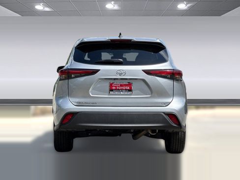 Used 2025 Toyota Highlander LE FWD image 9