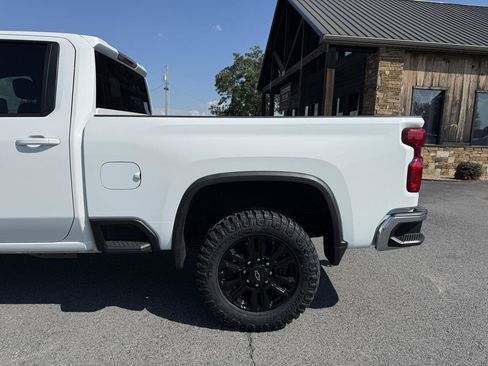 Used 2023 Chevrolet Silverado 2500 LT AWD/4WD image 31