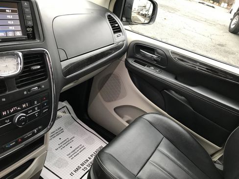 Used 2016 Chrysler Town & Country Touring image 14