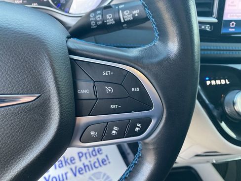 Used 2021 Chrysler Pacifica Touring-L w/ Uconnect Theater Family Group image 17