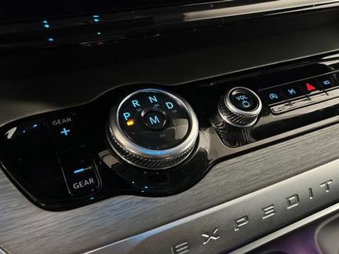 Used 2025 Ford Expedition Platinum image 19