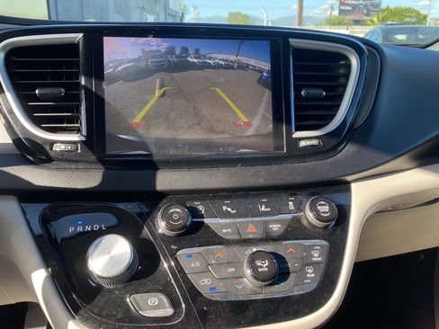 Used 2022 Chrysler Pacifica Touring-L FWD image 14