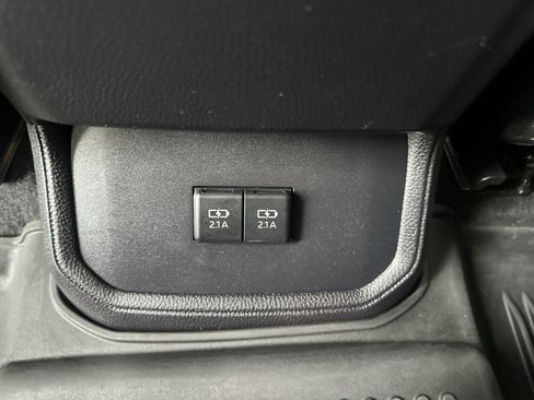 Used 2021 Toyota Highlander XLE image 24