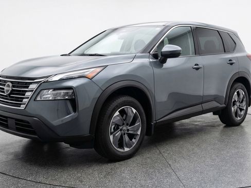 Used 2025 Nissan Rogue SV image 3