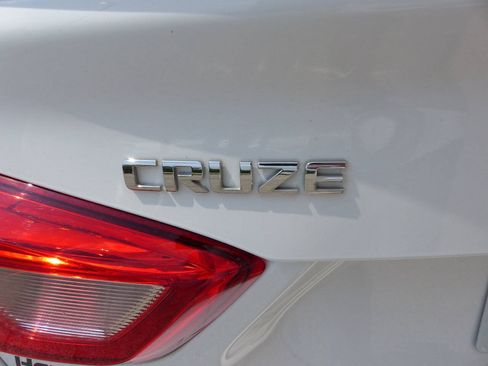 Used 2018 Chevrolet Cruze Premier FWD image 10