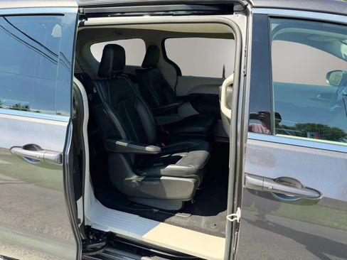 Used 2023 Chrysler Pacifica Touring-L w/ Uconnect Theater Family Group FWD image 51