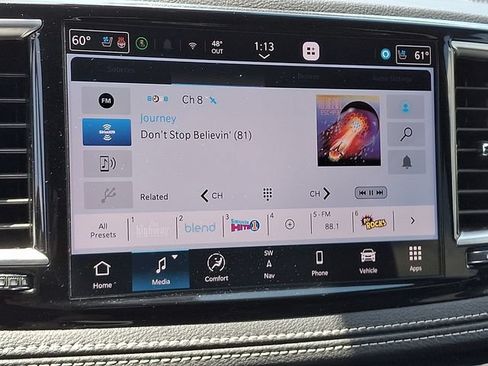 Used 2025 Chrysler Pacifica Limited FWD image 16