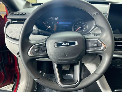 Used 2024 Jeep Compass Latitude image 15