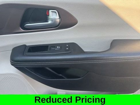 Used 2023 Chrysler Voyager LX FWD image 38
