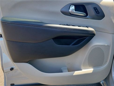 Used 2023 Chrysler Pacifica Touring-L FWD image 19