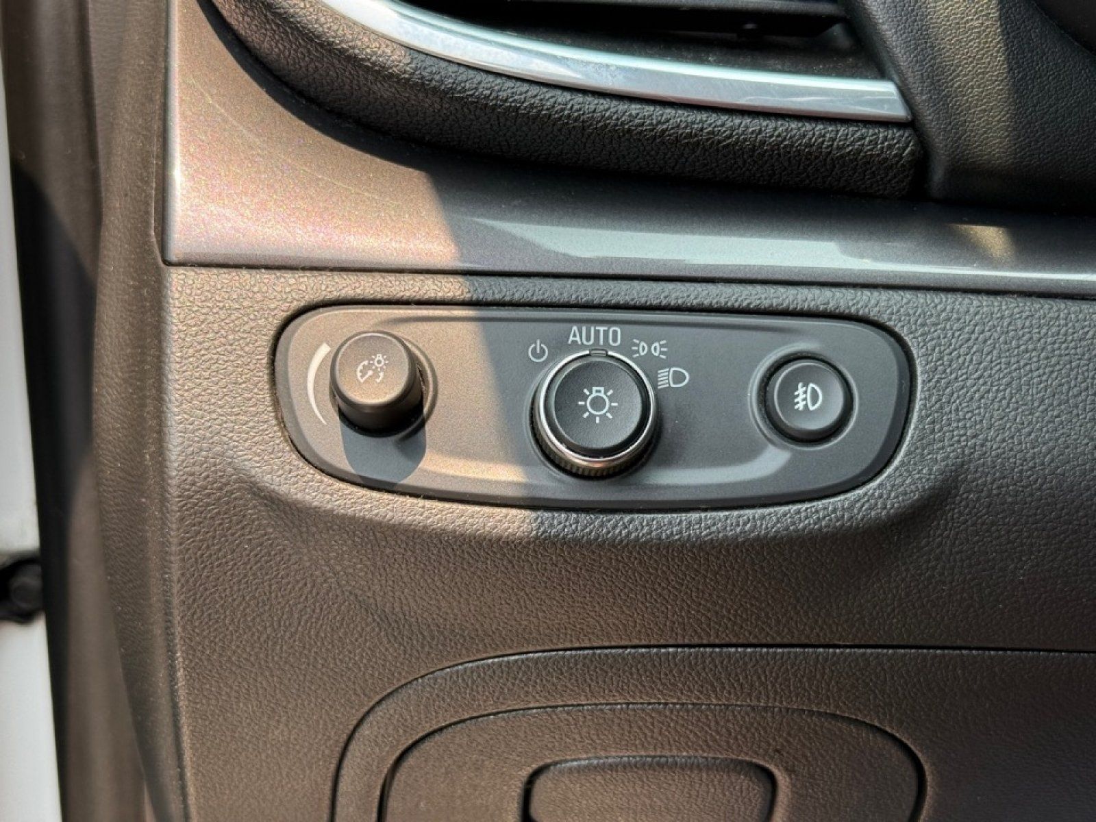 Used 2020 Buick Encore Essence FWD image 33
