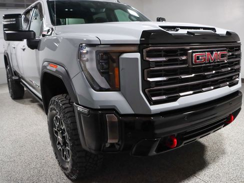 Used 2024 GMC Sierra 2500 AT4X AWD/4WD image 5