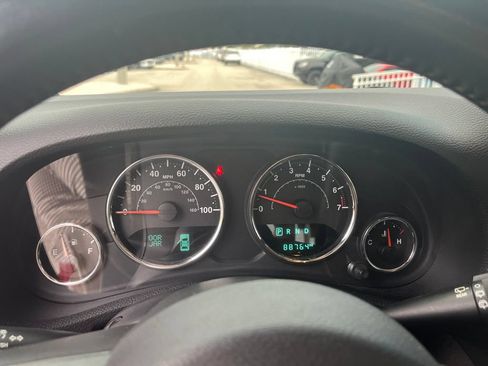 Used 2018 Jeep Wrangler Unlimited Sahara w/ Connectivity Group AWD/4WD image 17