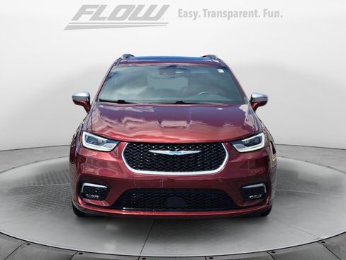 Used 2021 Chrysler Pacifica Pinnacle FWD image 3