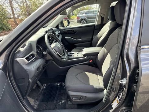 Used 2025 Toyota Highlander LE image 14