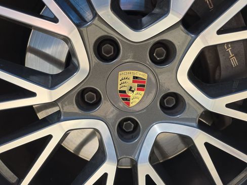 Certified 2023 Porsche Cayenne AWD/4WD image 12