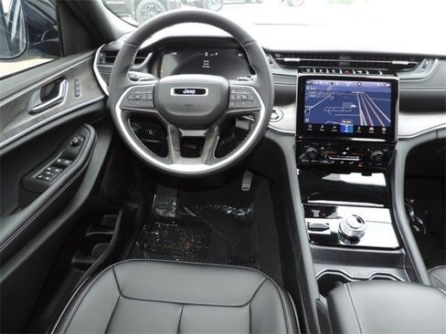 Used 2025 Jeep Grand Cherokee L Limited image 17