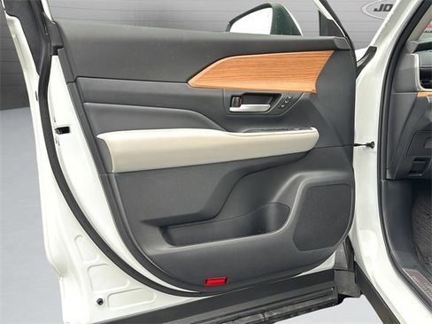 Certified 2025 Toyota Grand Highlander AWD image 28
