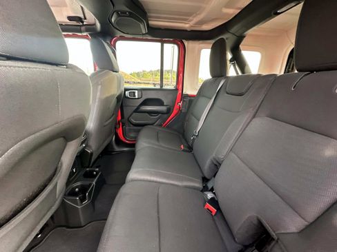Used 2019 Jeep Wrangler Unlimited Sahara image 13