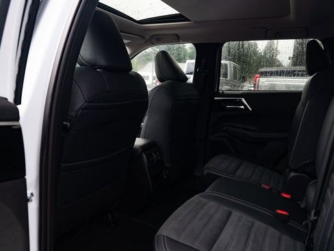 New 2025 Mitsubishi Outlander SE image 21