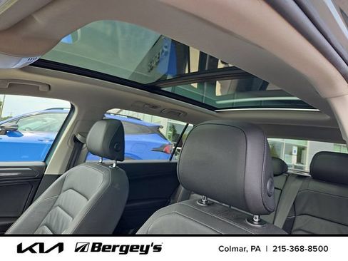 Used 2019 Volkswagen Tiguan SEL Premium w/ 3rd Row Seat Package AWD/4WD image 16