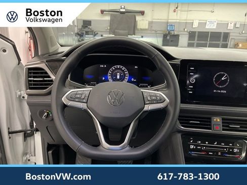 Used 2025 Volkswagen Taos SE image 15