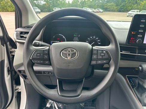 Used 2024 Toyota Sienna LE w/ LE Plus Package AWD/4WD image 34